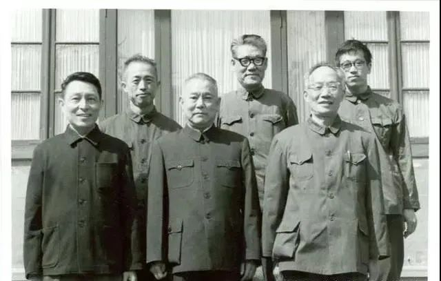 陈琳（前排左一）与李先念副总理（前排中）合影。图源：北京外国语大学网站