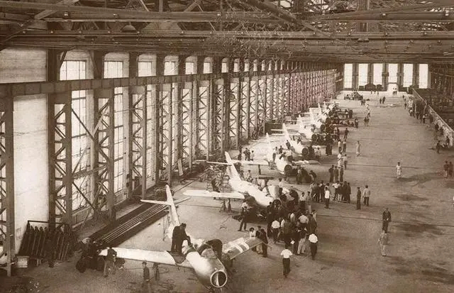 沈飞工人在生产飞机（大约拍摄于上世纪70年代前后）。图源：新华社