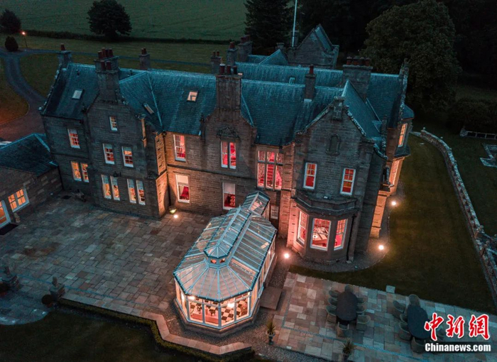 都灵城堡女主人把城堡所有灯光都开启。超侧卫 摄