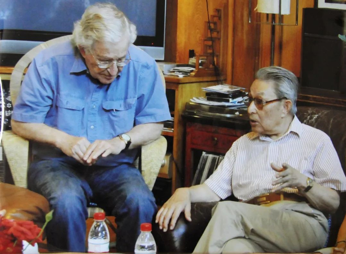 陈琳（右）与国际著名语言学家、哲学家、当代认知科学之父、生成语言学创始人乔姆斯基