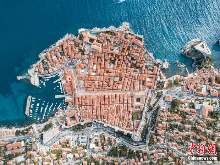 红顶房屋组成的杜布罗夫尼克古城，被宝蓝色的亚得里亚海环绕，可以直观感受到“亚得里亚海之珠”名字的由来。超侧卫 摄