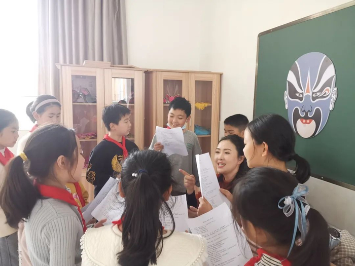 黄艳艳在小学校园里指导孩子。图片来源：“八闽戏剧”微信公众号