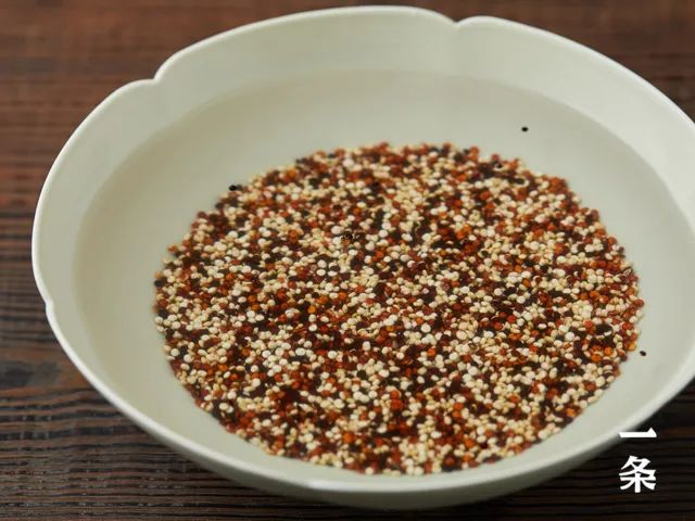 将“姚朵朵”三色藜麦放入清水中，可见漂浮起来的颗粒数量并不多