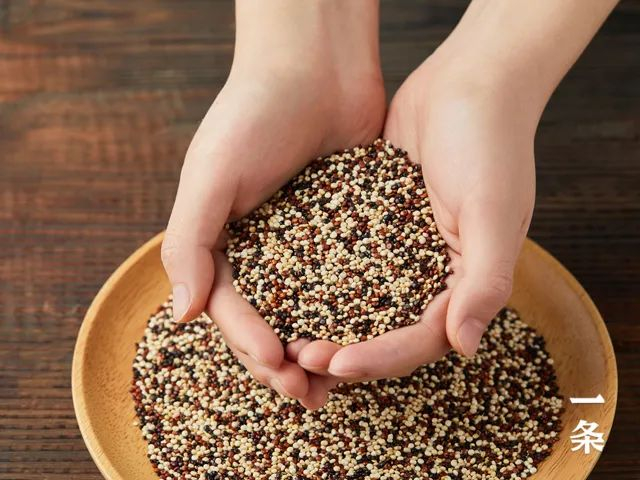 白藜麦：口感较软，带有淡淡青草香。