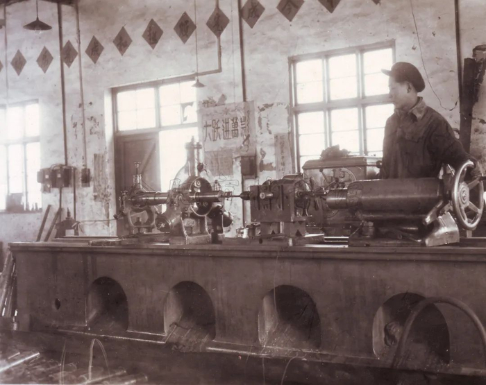 1958年，合肥矿山机器厂生产场景（图片来源于网络）