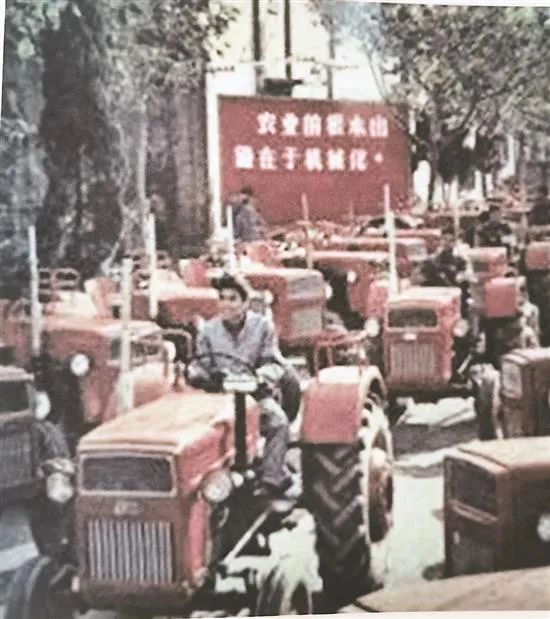 安徽拖拉机厂生产的江淮牌拖拉机（图片来源于网络）