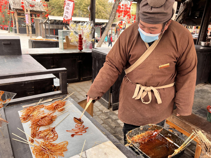 开封古城庙会上的糖画。