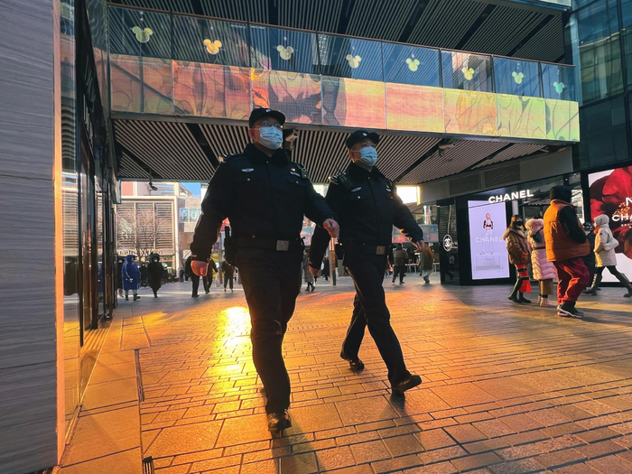 民警正在三里屯太古里商场巡逻。北京市公安局朝阳分局供图