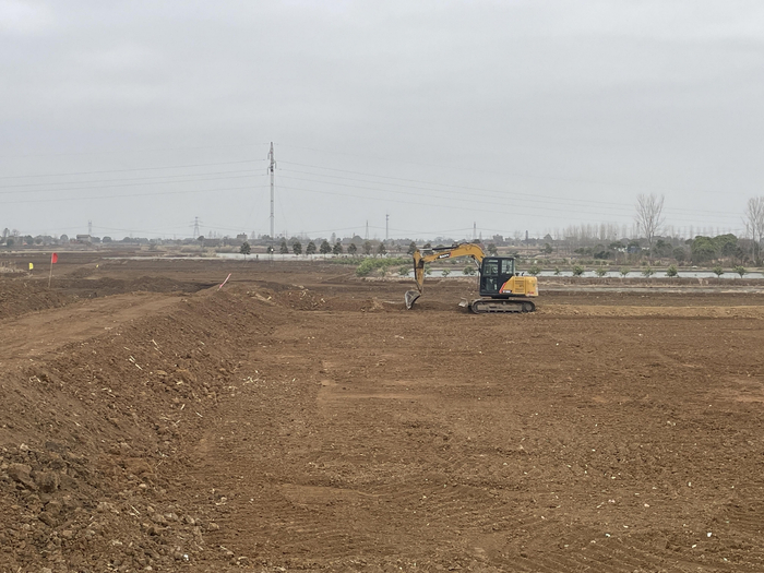 “小田改大田”如火如荼，昔日农田交错已消失，取而代之的是笔直的机耕道，两侧是四四方方的大块农田。新京报记者 罗道海 摄