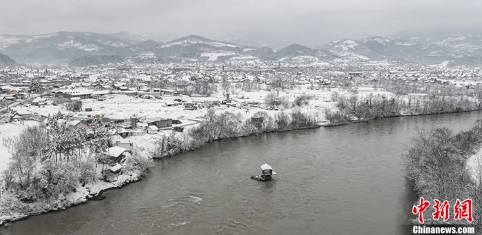 塞尔维亚德里纳河上，“世界上最孤独的房子”。超侧卫 摄