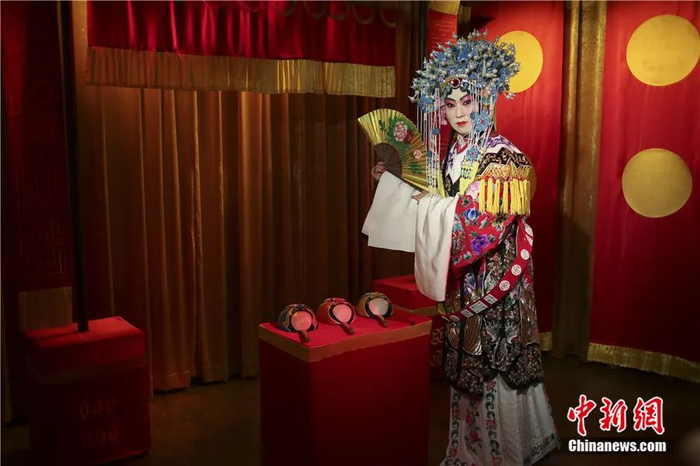 北京杜莎夫人蜡像馆展出的梅兰芳贵妃醉酒造型蜡像。熊然 摄