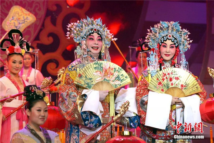 2007年，台湾梅派传人魏海敏与师傅梅葆玖联手，同台演出梅派经典名段《贵妃醉酒》。杨婀娜 摄