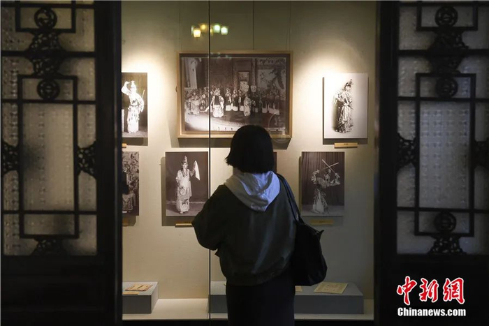 参观者在北京梅兰芳纪念馆观看“剑舞流芳——梅兰芳经典名剧《霸王别姬》创排100周年专题展”。田雨昊 摄