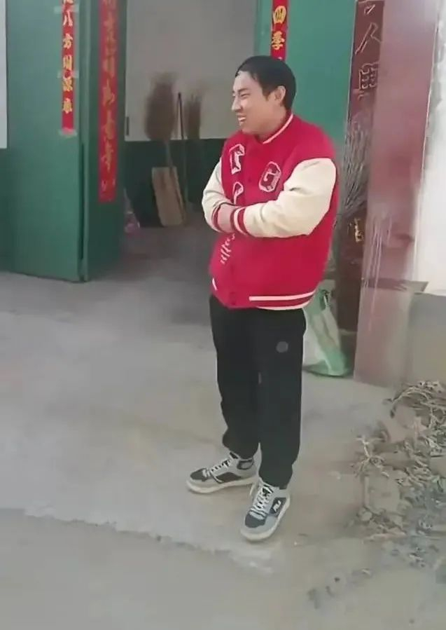 来源：闪电新闻、此前报道、网友评论等