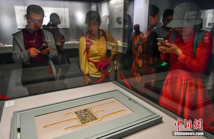 “五星锦”在新疆博物馆举办的《尼雅·考古·故事——中日尼雅考古30周年成果展》上展出。刘新 摄