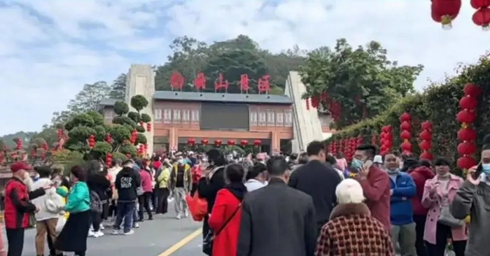 白云山景区大门“挤”满了游客。 图源南国早报