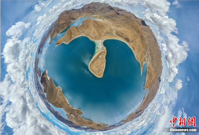 羊卓雍措上的一座小岛从空中看像是“地球之心”。超侧卫 摄