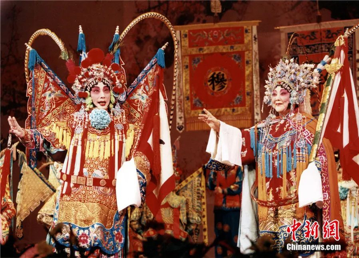 2004年，梅派名家梅葆玖（梅兰芳幼子）和著名豫剧表演艺术家马金凤（右）同台表演《穆桂英挂帅》。江建华 摄