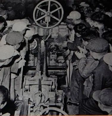 1959年11月1日，合肥钢铁厂无缝钢管车间投产，生产出全省第一根无缝钢管（图片由瑶海区委宣传部提供）