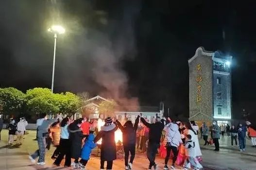 贺州黄姚古镇的篝火晚会。图源南国早报