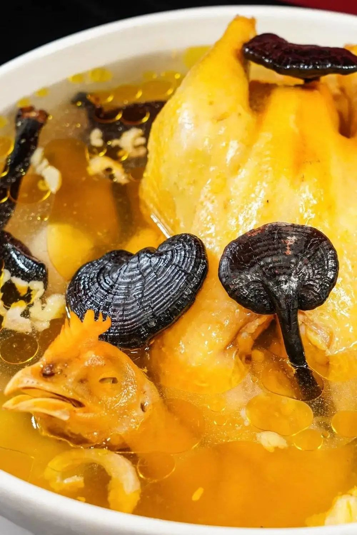 灵芝鸡汤。摄影/刘艳晖‍‍‍‍‍‍