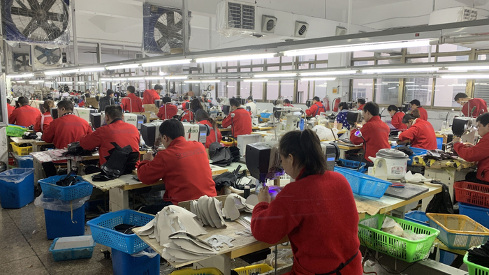 温州某车间工人赶制鞋子。王蕙蓉 摄