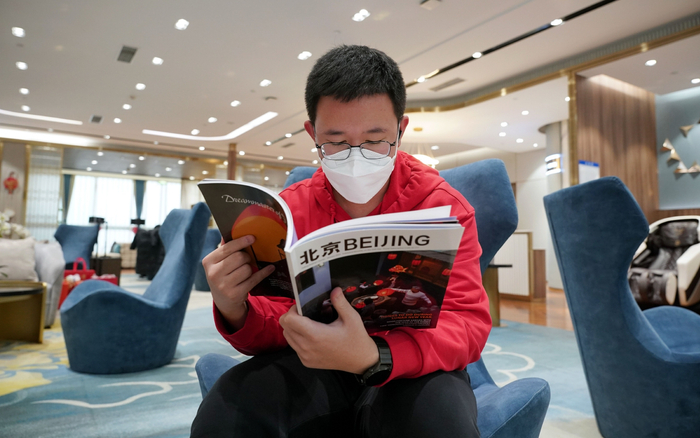 一名旅客正在阅读《北京》杂志。新京报记者 王贵彬 摄