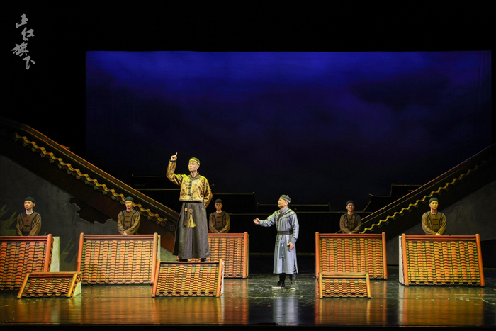《正红旗下》的舞台设计找到了北京屋顶的元素。  李春光 摄