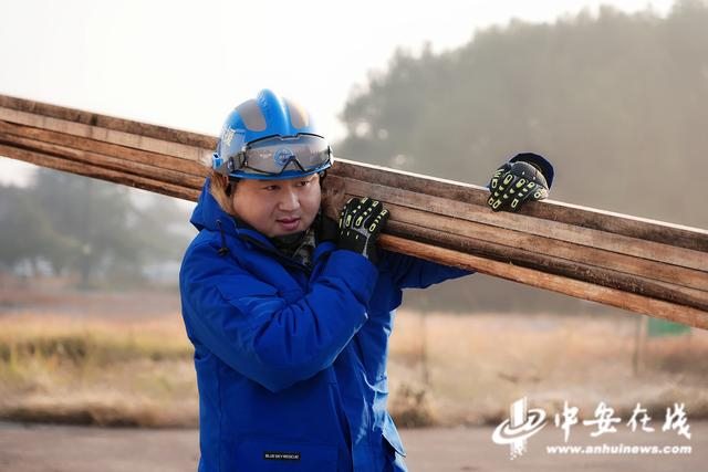 高山在参加合肥市蓝天救援队地震科目的学习（资料图）