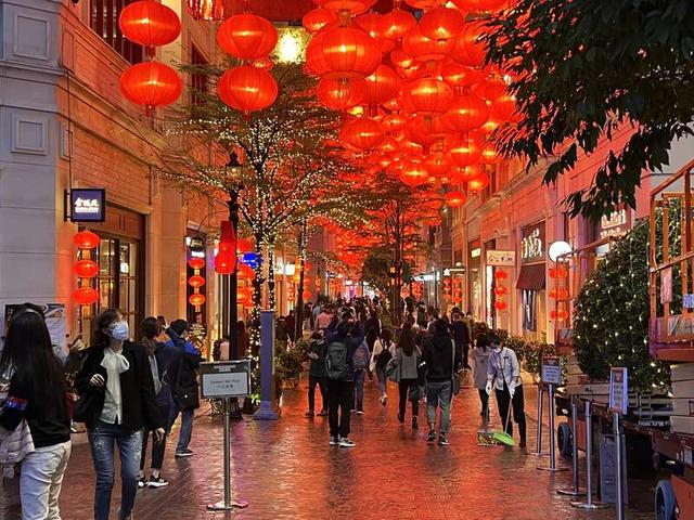 回到香港后，彭女士与家人到香港湾仔著名的“喜帖街”利东街采办年货。受访者供图