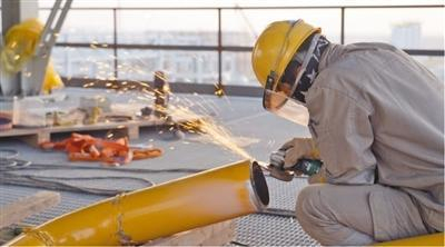 伊拉克哈法亚天然气处理厂项目员工正在工作。记者 管克江摄