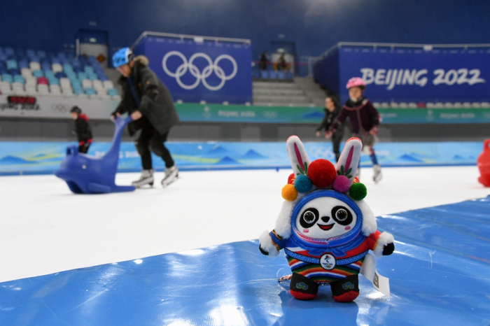 　　在国家速滑馆拍摄的北京冬奥会吉祥物“冰墩墩”兔年特别版“兔墩墩”。新华社记者 任超 摄
