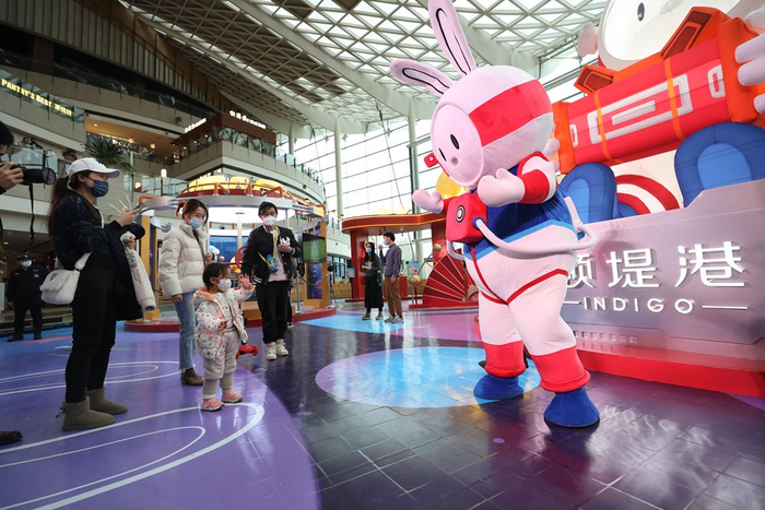 　　图为北京颐堤港内，中国探月航天IP形象“兔星星”正在与游客互动。（受访者供图）