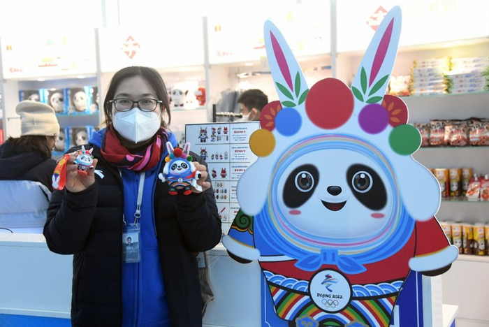 　　工作人员在国家速滑馆特许商品店内展示北京冬奥会吉祥物“冰墩墩”兔年特别版“兔墩墩”。新华社记者 任超 摄