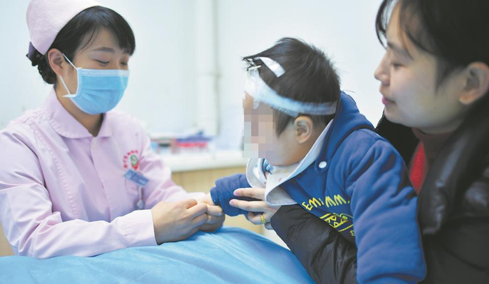     张淑萍为积食患儿作中医推拿