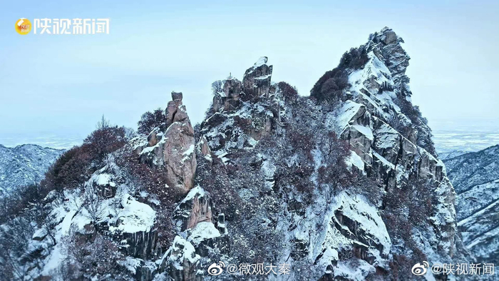 天寒远山净！雪后秦岭群山染霜岁暮天寒
