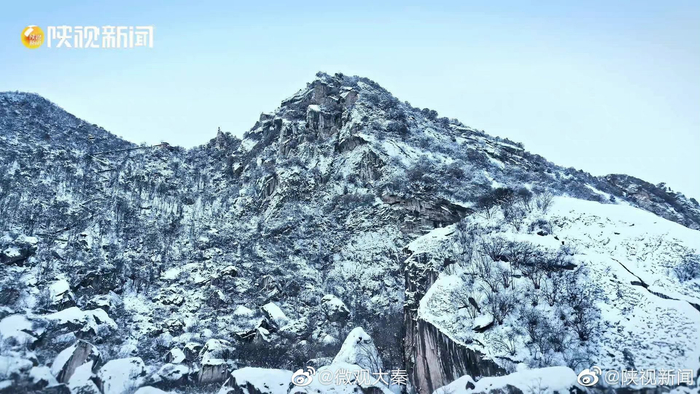 天寒远山净！雪后秦岭群山染霜岁暮天寒