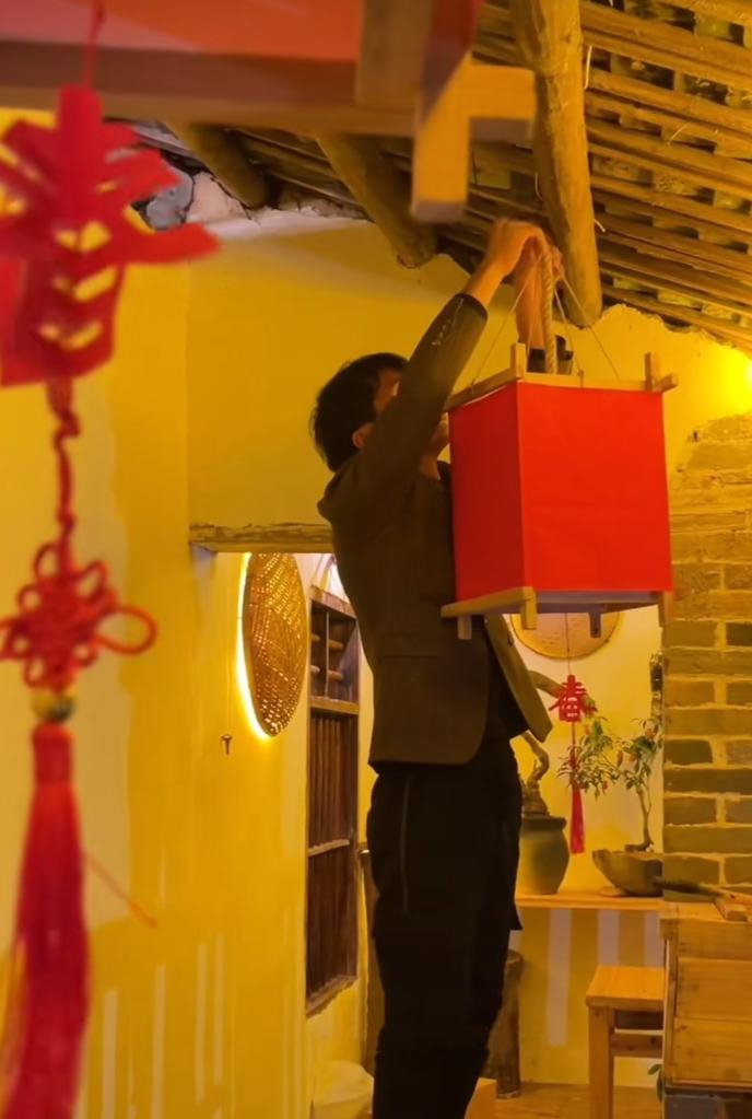 陆石坤用自己制作的红灯笼装扮老屋。（受访者供图）