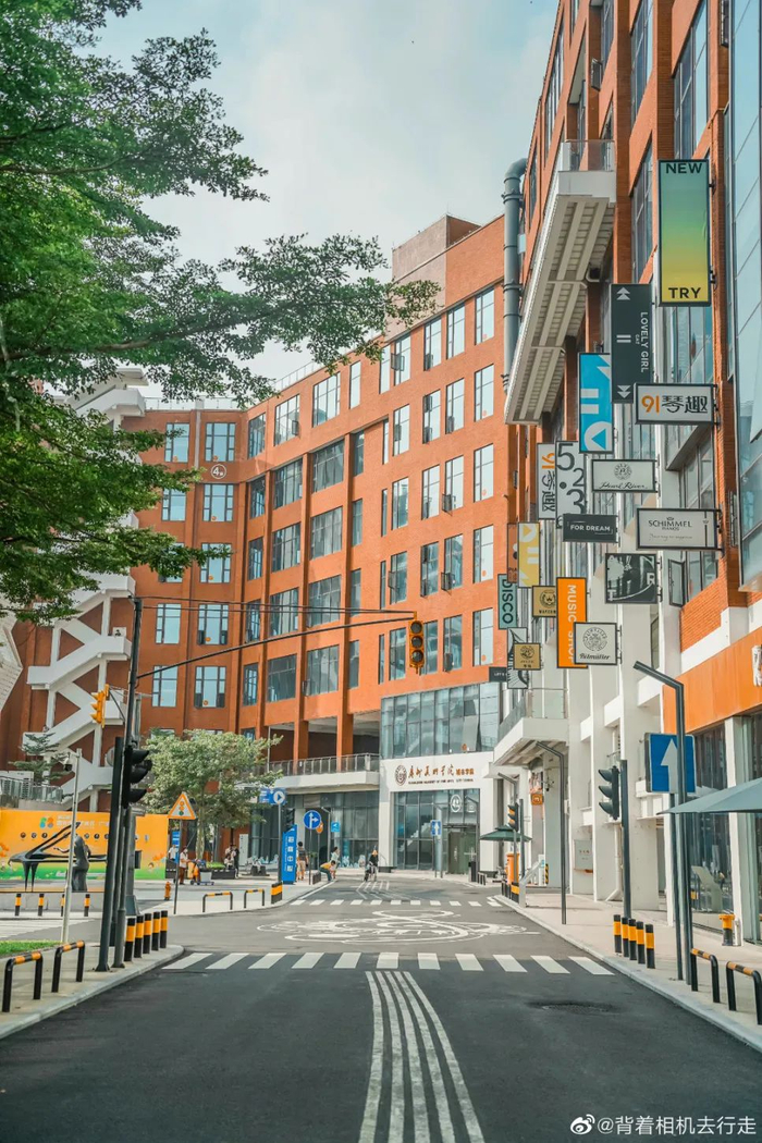 图/背着相机去行走