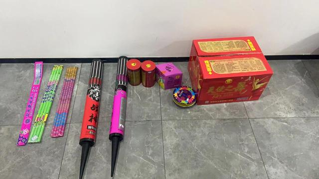 1月25日，静安公安查获的烟花爆竹。来源：静安公安