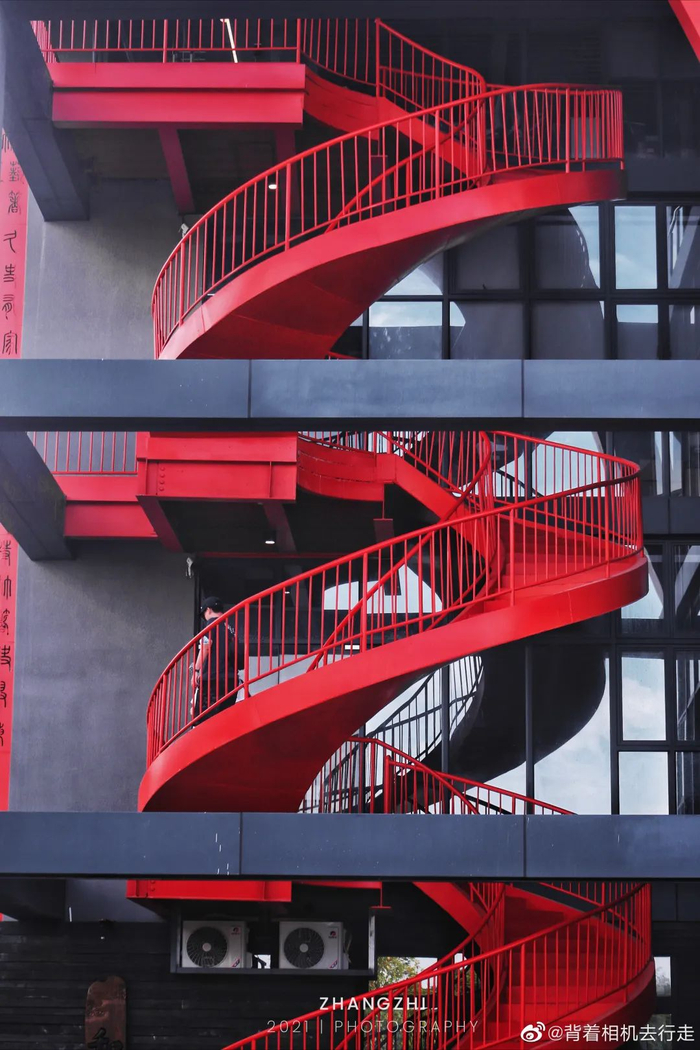 图/背着相机去行走