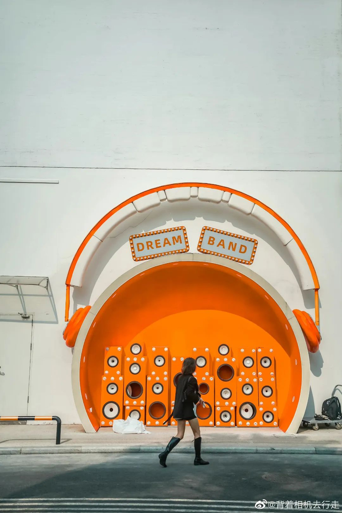 图/背着相机去行走