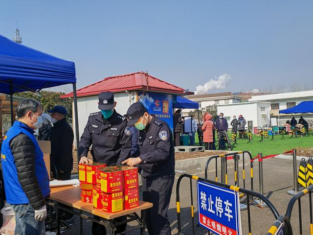 春节期间，上海民警在指定销售点开展安全检查。来源：上海市公安局