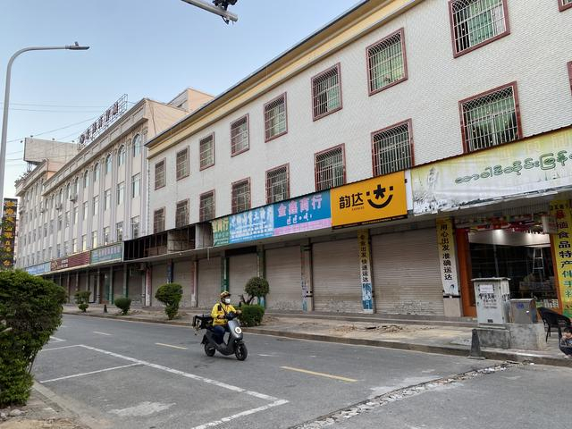 国门沿街商户基本关着 澎湃新闻记者陈灿杰 图
