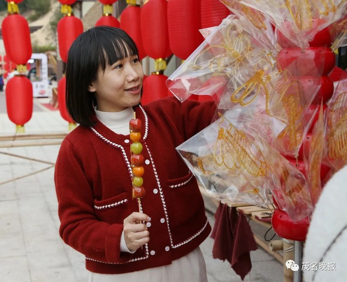 挑选糖果的游客