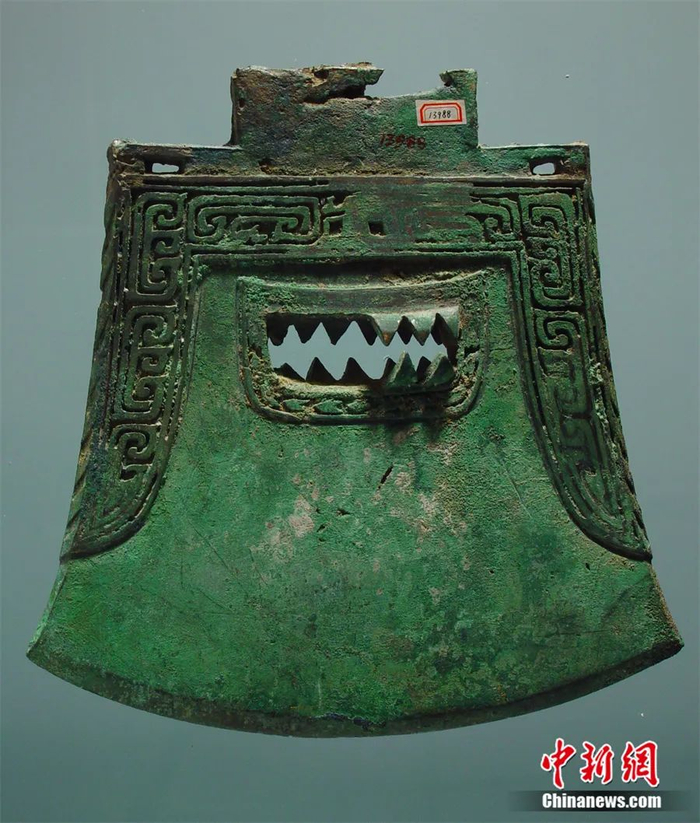 江西省新干县大洋洲出土的商代云纹青铜钺。徐长青 供图