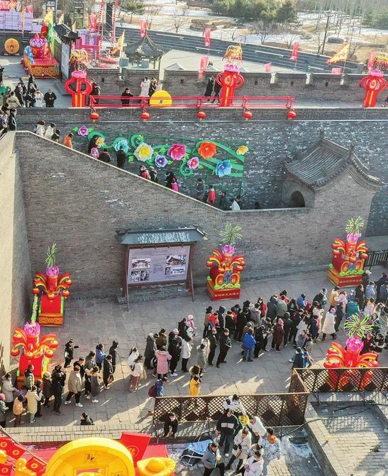 1月25日，游客在平遥古城游览。梁生仁摄