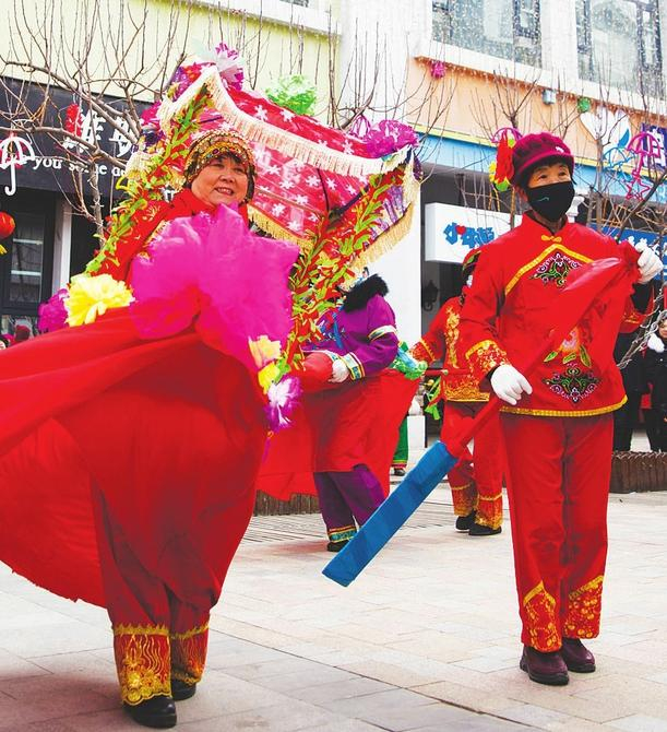 1月23日，艺人在襄汾县风情街表演跑旱船。王稳锁摄