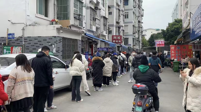 ▲螺蛳粉店前排着长长的队伍。