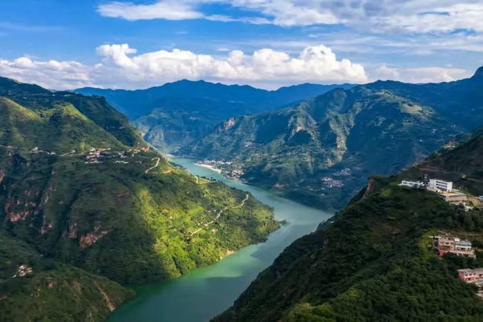 俯瞰红石岩堰塞湖综合水利枢纽工程。江文耀 摄